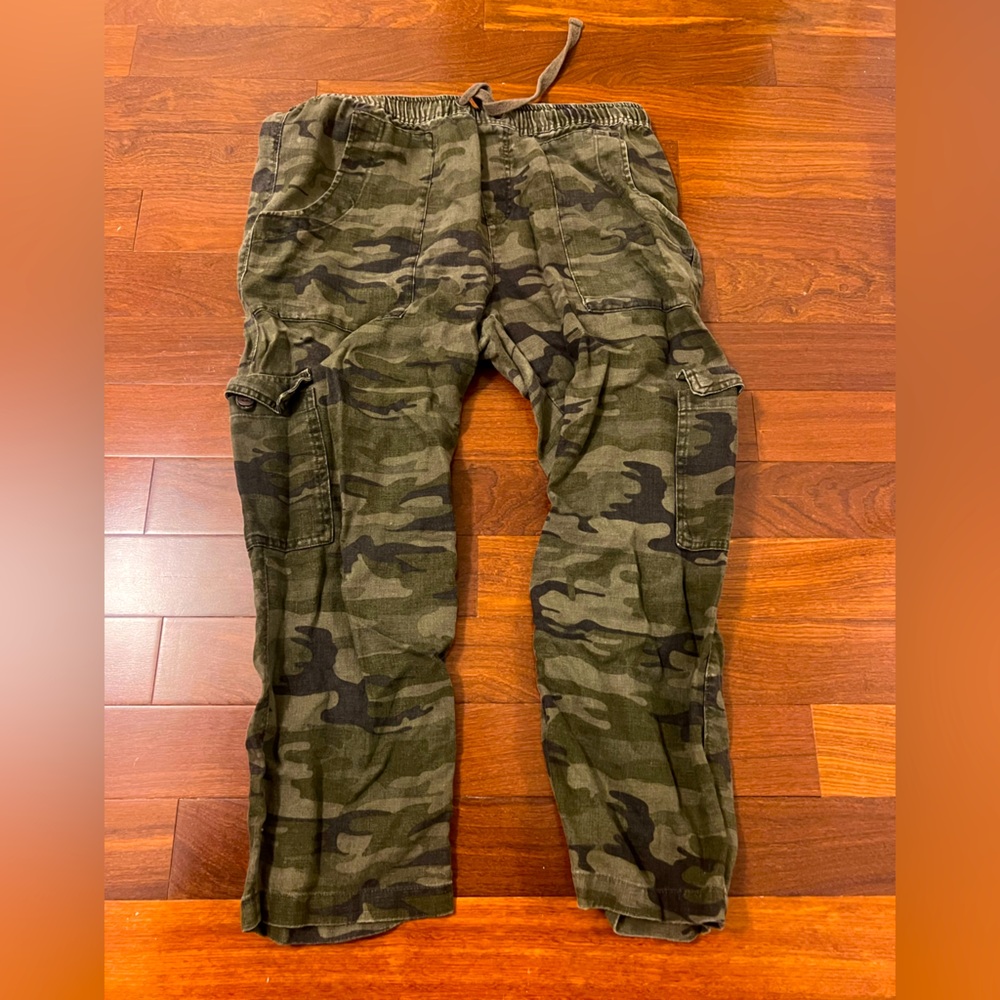 Anthropologie Camo cropped pants. Size L Women’s